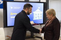 Зеленський зустрівся з освітянами та відзначив їх нагородами напередодні професійного свята