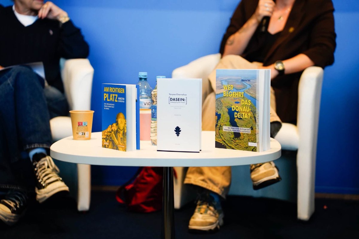 Книги «У правильному місці. Український миротворець на війні» Максима Буткевича, «dasein: оборона присутності» Ярини Чорногуз та «»Хто зазіхає на дельту Дунаю?» Сабіни Фаті на Франкфуртському книжковому ярмарку 2026