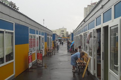 Через хибне мінування ринку біля метро "Дарниця" евакуювали тисячу осіб (оновлено)