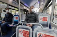 Во Франции медики призывают избегать разговоров в автобусах и метро
