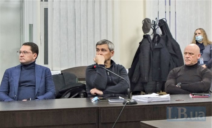 Заступник Труханова Павло Вугельман, адвокат Труханова Олександр Лисак і Геннадій Труханов (зліва направо)