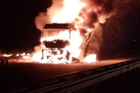 У Київській області в ДТП постраждали дві вантажівки, легковик, патрульне авто і пожежна машина