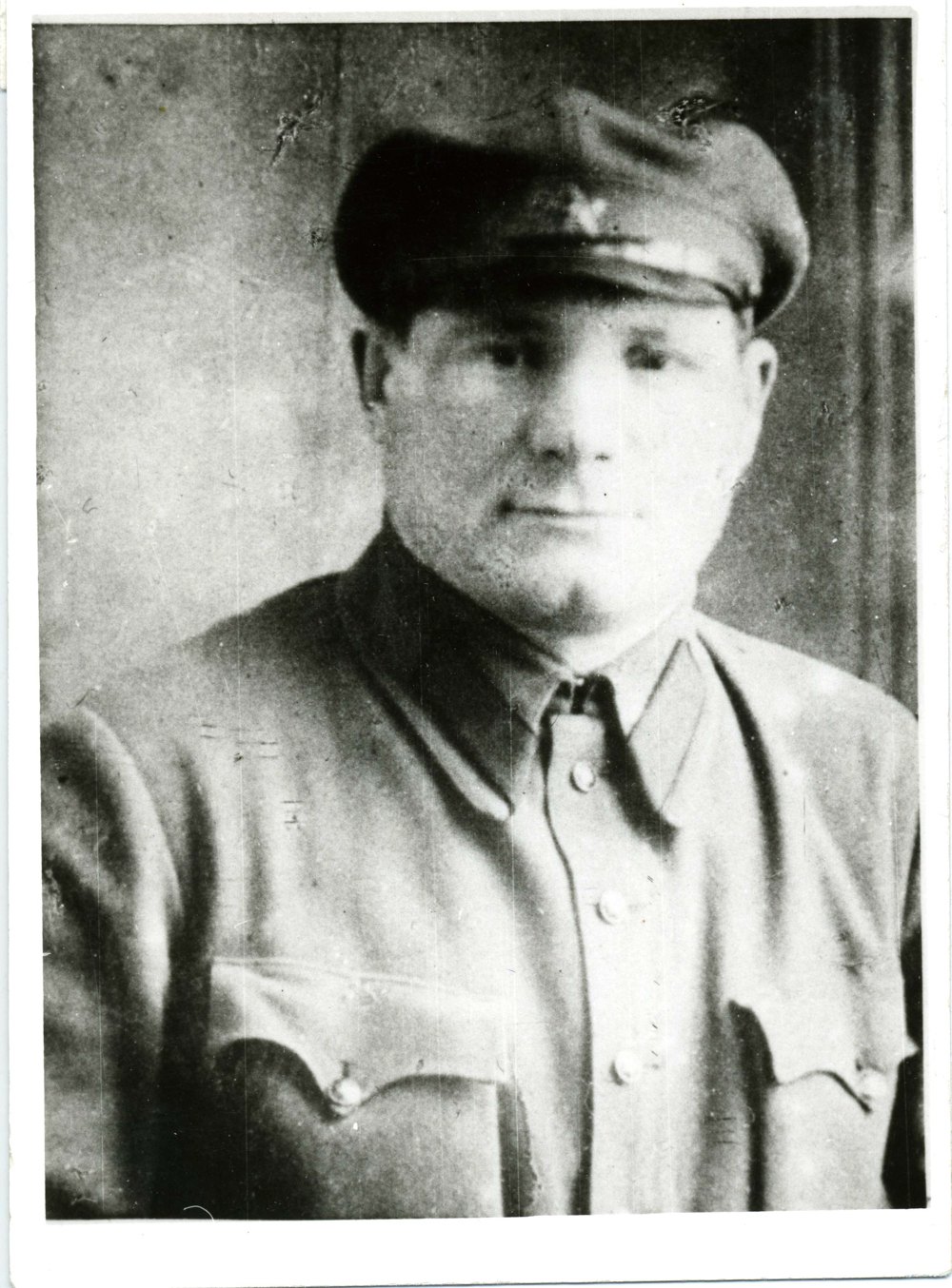 В архівній справі є тільки одне фото Льови Задова. Тому його фоторяд ми трохи доповнимо знімками з інших джерел