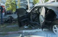 В Киеве Mercedes на огромной скорости влетел в столб на АЗС