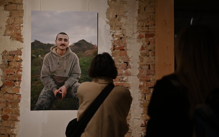 У Києві відкрилася виставка “Перехідний стан” штаб-сержанта 35-ї бригади морської піхоти Костянтина Гузенка