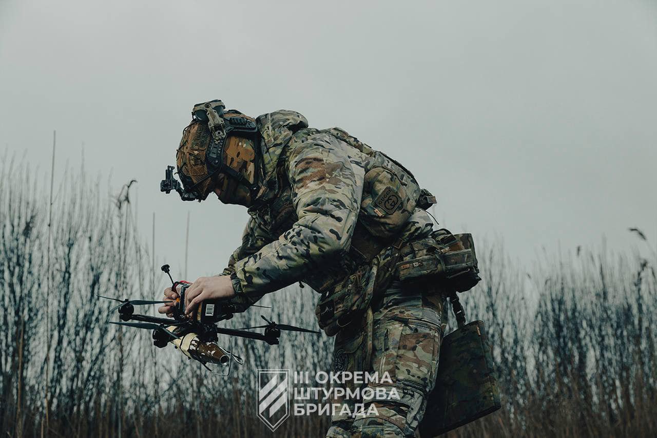 Дрон готують до роботи