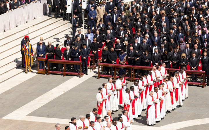 На похороні Папи Зеленському дали місце в першому ряду всупереч протоколу Ватикану