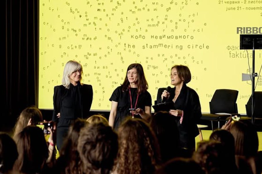 Марта Кузьма (зліва) на відкритті виставки