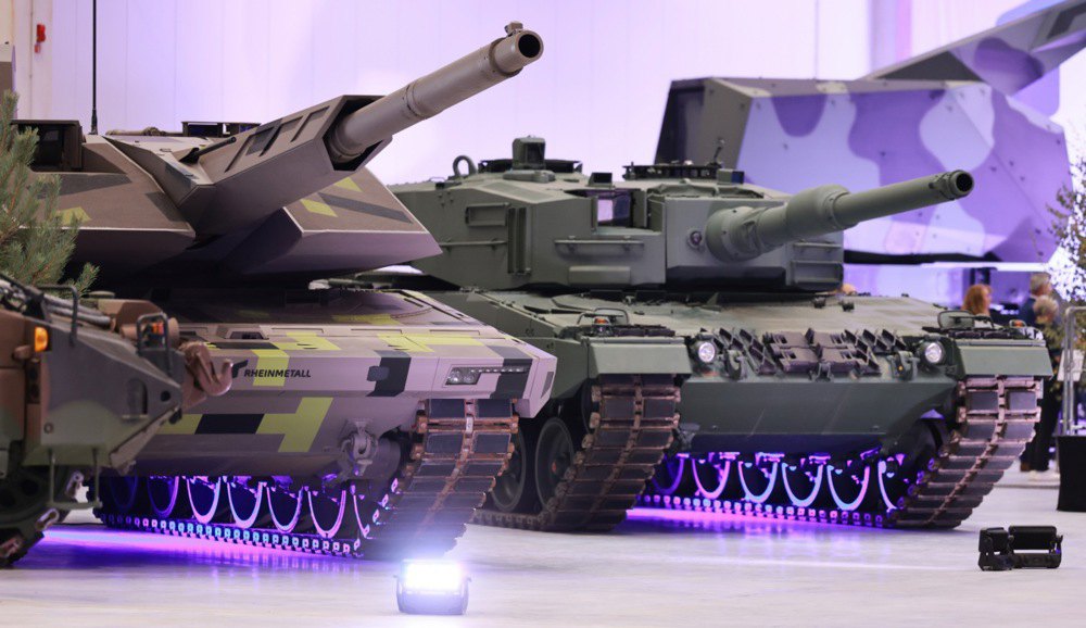 Бойовий танк Rheinmetall Leopard 2A4 (праворуч) та основний бойовий танк Panther KF51 під час офіційної церемонії відкриття
нового заводу боєприпасів Rheinmetall в Унтерлюссі, Німеччина, 27 серпня 2025 року.