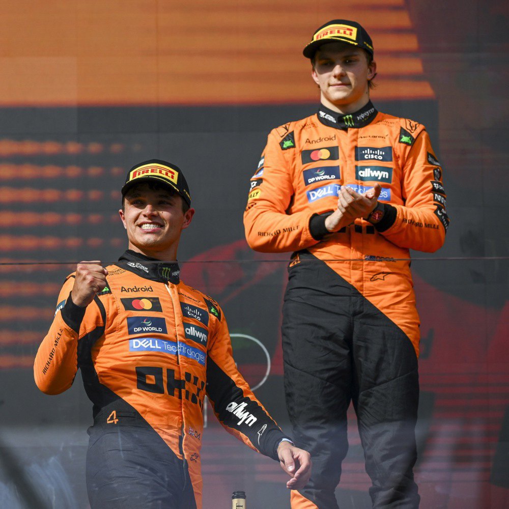 Пілоти «Макларена» Ландо Норріс (по центру) й Оскар Піастрі