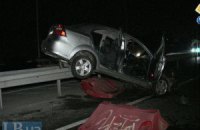 Водитель Chevrolet на Дарницком шоссе в Киеве "заскочил" на отбойник