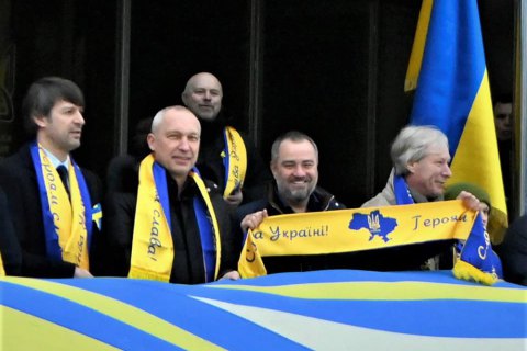 У Києві перед Будинком футболу розгорнули найбільшу футболку національної збірної 