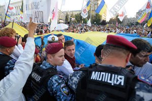 "Беркут" не пропустил колонну митингующих на Банковую с гигантским флагом