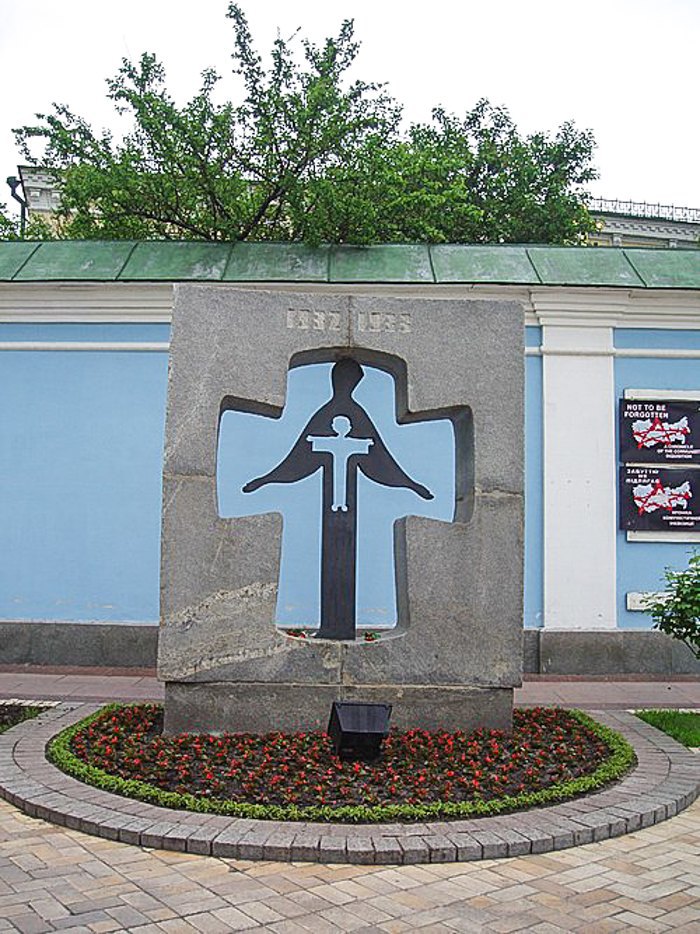 Пам'ятний знак жертвам Голодомору 1932-1933 на Михайлівській площі в Києві, 2008 