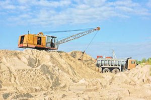 Нелегальные добытчики песка повредили дамбу Каховского водохранилища