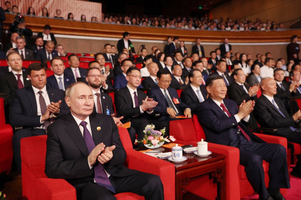 Путін (ліворуч) і Сі Цзіньпін під час концерту з нагоди 75-ї річниці встановлення дипломатичних відносин між Росією та Китаєм, 16 травня 2024 р.