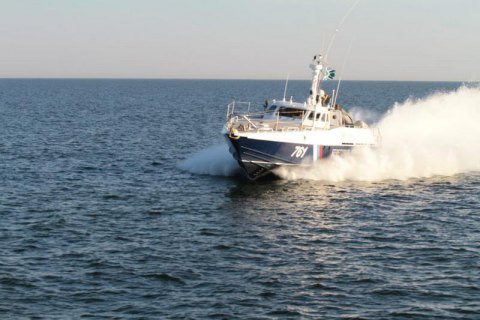 Российский катер устроил опасные маневры возле украинских пограничников в Азовском море