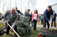 Янукович посадил в детдоме ель, подарил мячи и пылесос