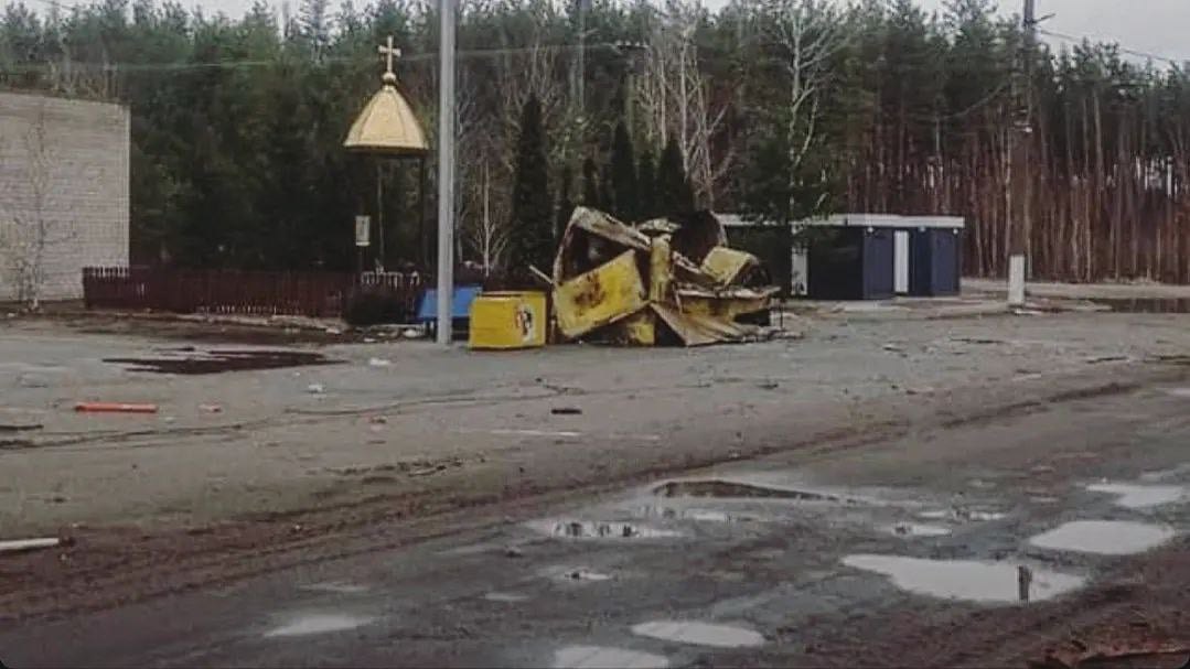 Кіоск чорнобиль туру, зруйнований росіянами.