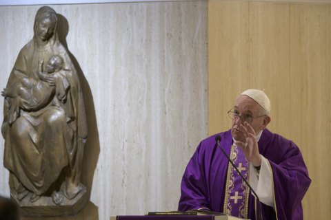 Папа Римский назвал спровоцированный коронавирусом кризис "ответом природы" на действия человека