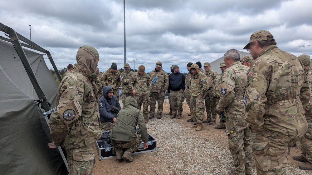 Фото з навчань операторів дронів-бомберів 412 бригади <i>Nemesis</i> (військові бригади демонструють дрон іноземним колегам)
