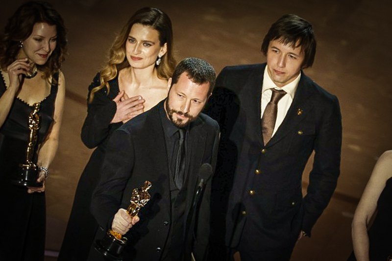  Мстислав Чернов (у центрі), Євген Малолєтка (позаду праворуч) і Василіса Степаненко (позаду ліворуч нього) під час церемонії вручення «Оскара», Лос-Анджелес, 10 березня 2024 р.