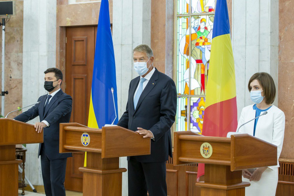 Президент Румунії Клаус Йоганніс (у центрі) виступає під час спільного брифінгу з президенткою Молдови Майєю Санду та
президентом України Володимиром Зеленським під час зустрічі на честь 30-річчя незалежності Молдови, у Кишиневі, 27 серпня 2021 року