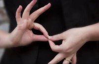 «Для нас це вікно у світ». Як краса жестової мови почала допомагати в житті людям з порушеннями слуху