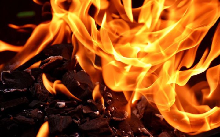 В Києві виникла масштабна пожежа на Троєщині