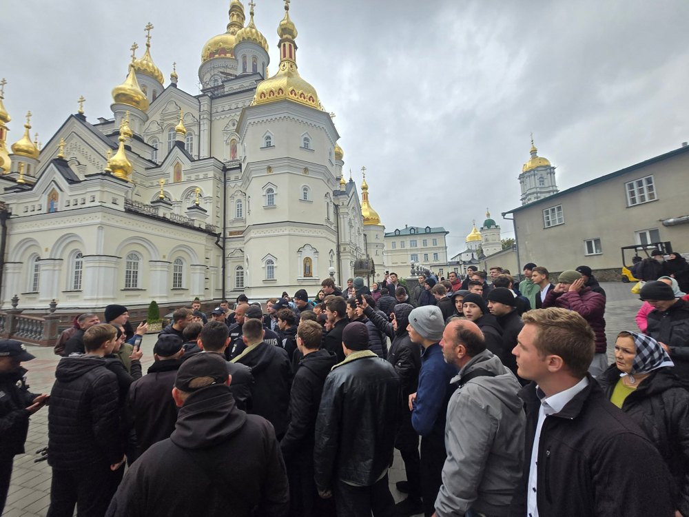 Почаївська лавра. Провокація УПЦ МП під час слідчих дій правоохоронців. 