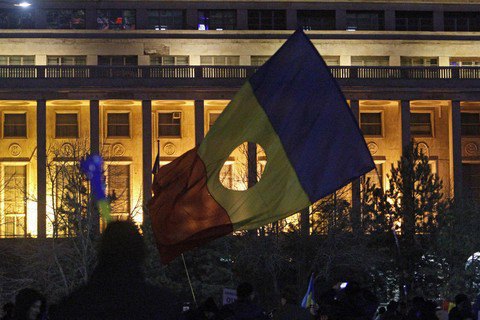 Парламент Румынии единогласно поддержал инициативу о референдуме по борьбе с коррупцией