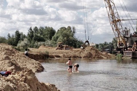 Депутата местного совета заподозрили в незаконной добыче и продаже песка из киевского озера