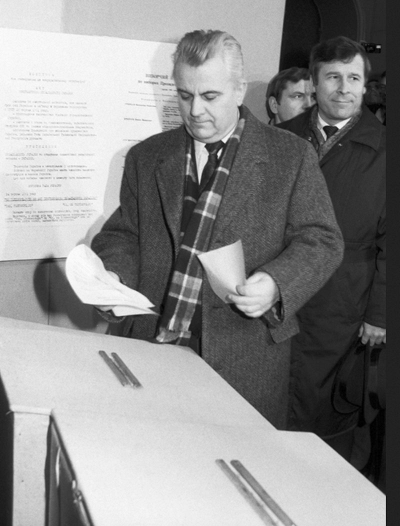 Кандидат у президенти України, тодішній голова Верховної Ради Леонід Кравчук під час голосування на
Всеукраїнському референдумі за незалежність України та президентських виборах.