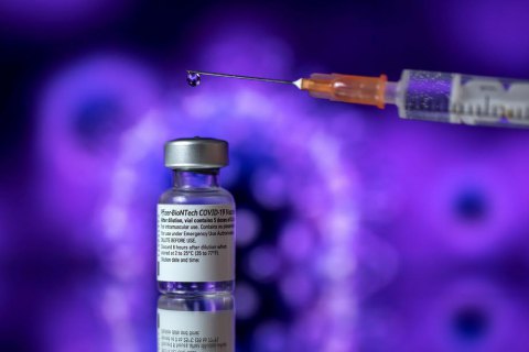 Нардепи ухвалили закон, що дозволяє почати в Україні екстрену вакцинацію від коронавірусу
