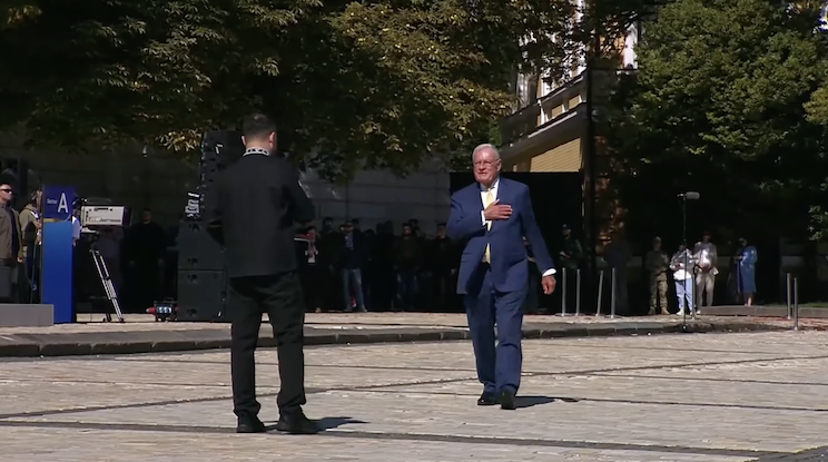 Кіт Келлог іде отримувати нагороду