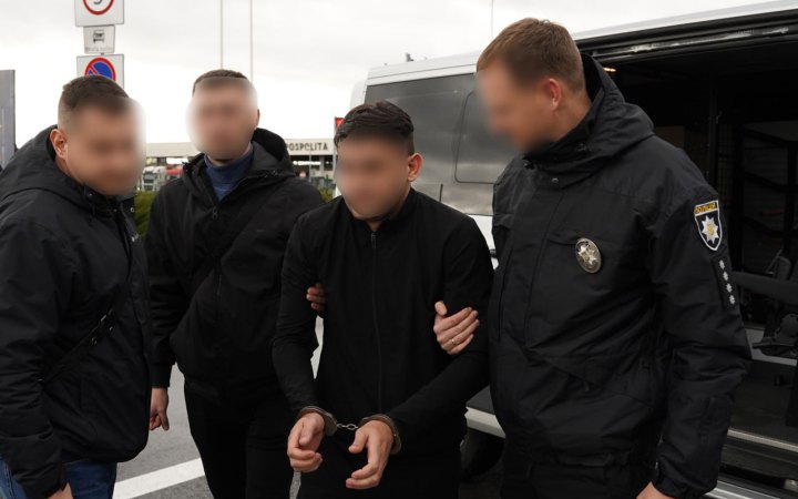 З Вірменії екстрадували організатора шахрайської схеми, яка заробила на військових 20 мільйонів гривень