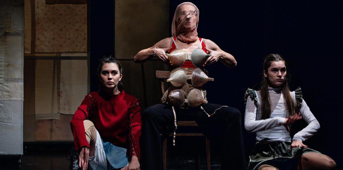 Вистава «Місячні» 