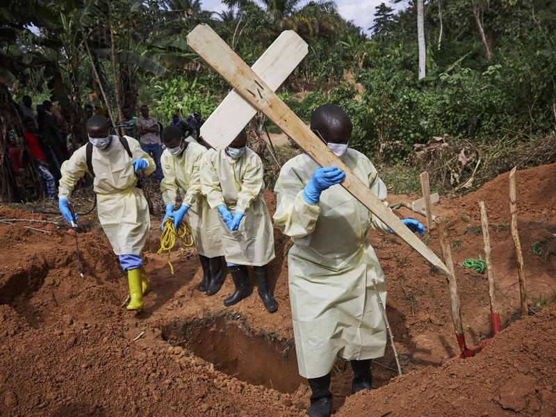 Медичні працівники проводять поховання дитини, котра померла внаслідок ускладнень після еболи в Бені, Демократична Республіка Конго, 5 травня 2019 року