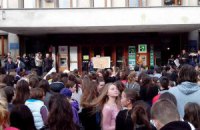 В Ужгороде школьники и их родители протестуют против отмены осенних каникул