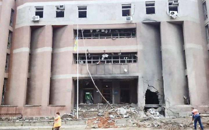 ​Унаслідок нічних обстрілів Миколаєва пошкоджено 27 будинків, університет та автопарк