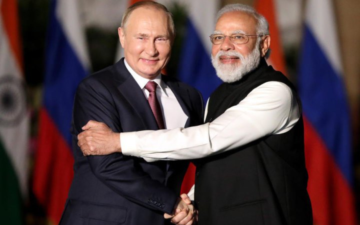 Москва стала найбільшим постачальником нафти до Індії і накопичила близько $1 млрд у рупіях, – Bloomberg