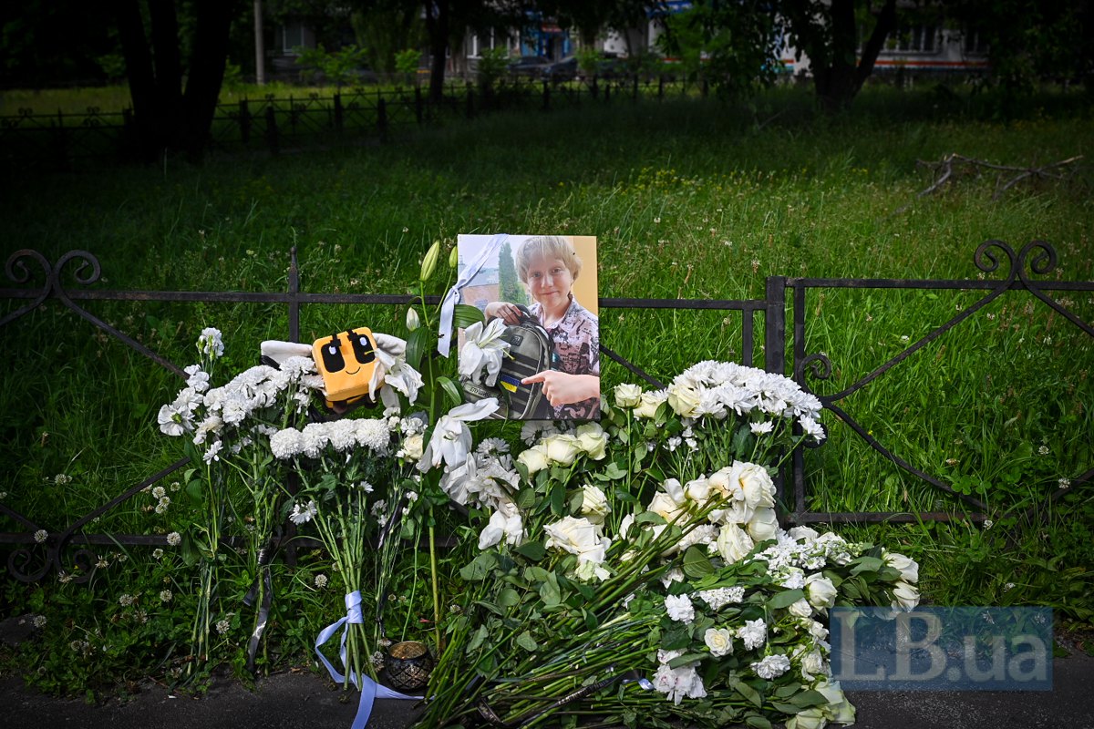 Портрет Гріши і квіти на місці аварії
