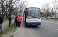 Автобус с одесскими оппозиционерами не пустили на акцию "Вставай, Украина!"