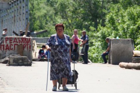 Пункт пропуска в Станице Луганской попал под обстрел
