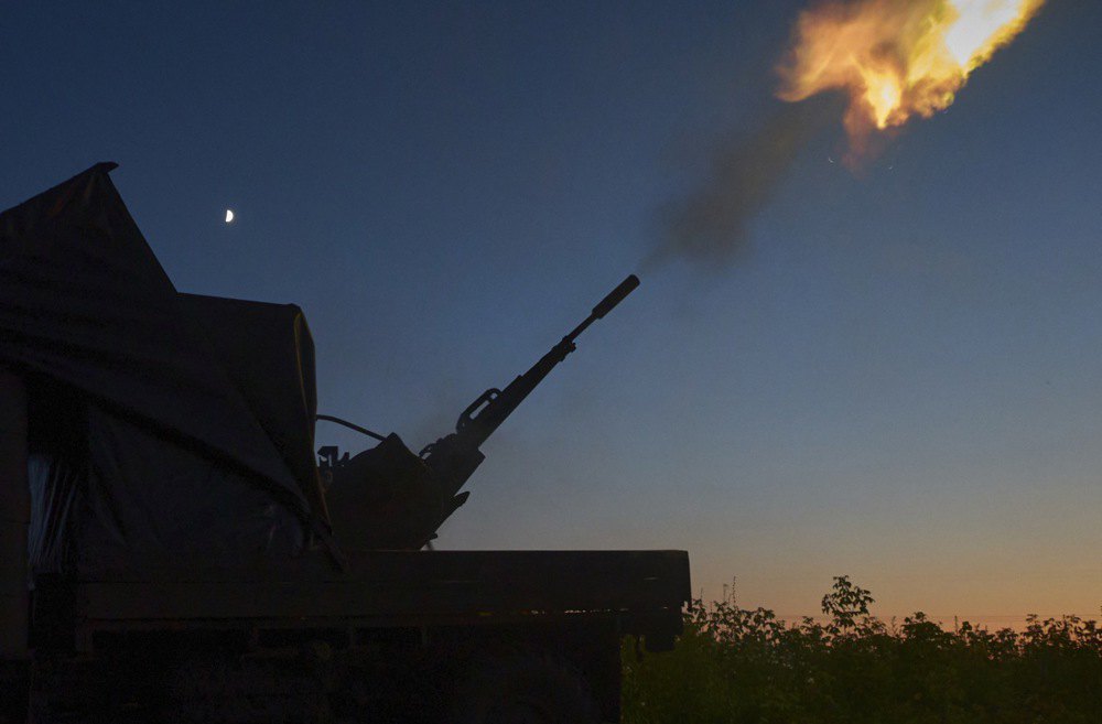 Мобільна вогнева група веде вогонь із зенітної гармати ЗУ-23 по російському безпілотнику, що летить у напрямку Харкова , 2 липня
2025 р.