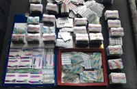 Правоохоронці запобігли контрабанді сильнодіючих ліків, захованих у коробках від цукерок