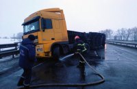 На Одесской трассе перевернулся грузовик с кукурузой, движение ограничено