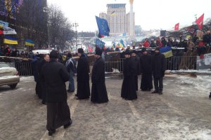 Священники стали между протестующими и силовиками