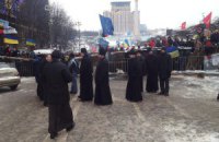 Священники стали между протестующими и силовиками