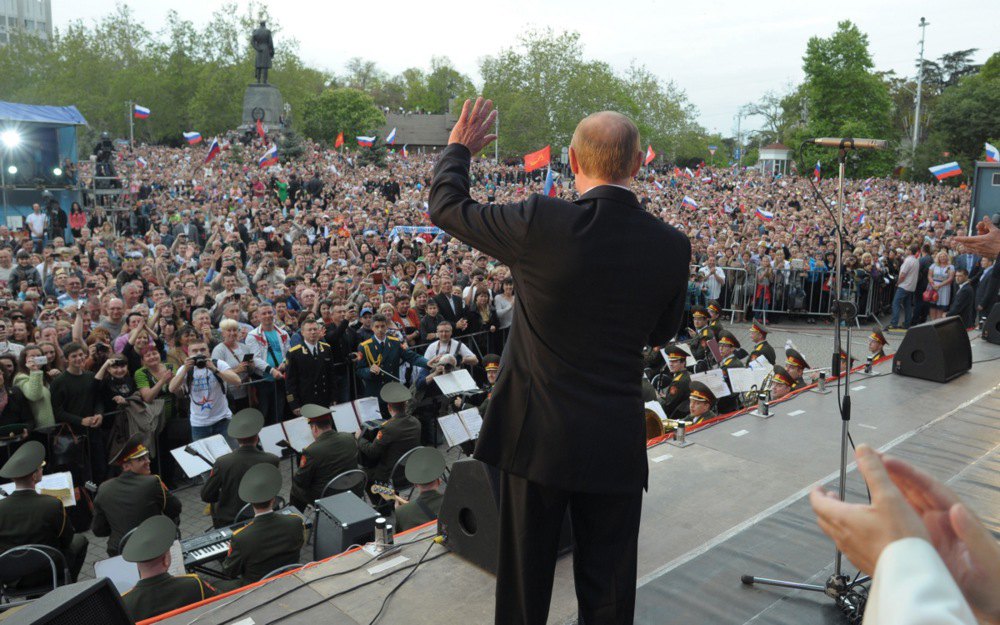 Путін вітає севастопольців під час першого візиту після окупації Криму, 9 травня 2014 р.